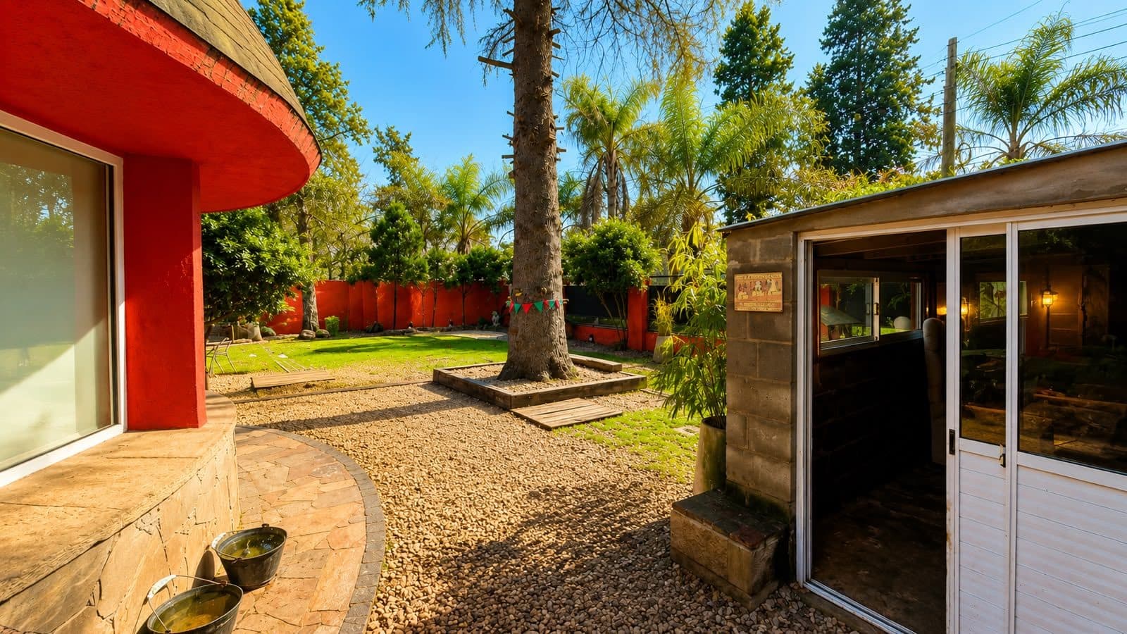Patio con árbol grande y espacio de juego